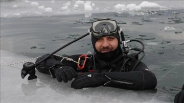 Sivas Valisi Ayhan, Tödürge Gölü'nü tanıtmak amacıyla buz altı dalış yaptı