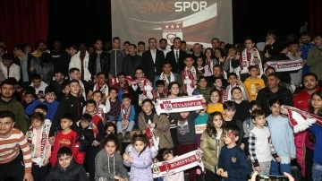 Sivasspor Teknik Direktörü Çalımbay ve futbolcular, depremzede çocuklarla buluştu