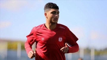 Sivasspor'un 17 yaşındaki genç yeteneği Yunus Emre, Premier Lig yolunda