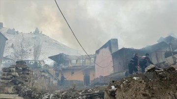 Sivas'ta balkona dökülen külden çıkan yangında 5 ev hasar gördü