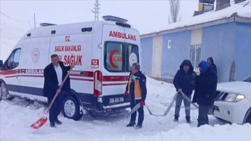Sivas'ta ekipler yolu kapanan köydeki hastanın imdadına yetişti