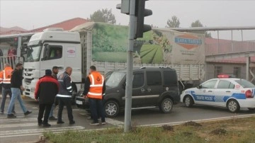 Sivas'ta hafif ticari araçla kamyonun çarpıştığı kazada 5 kişi yaralandı