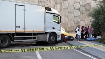 Sivas’ta tatilden dönen ailenin olduğu taksinin kamyonla çarpıştığı kazada 4 kişi öldü