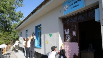 Sivas'ta üniversite öğrencileri köy okulunu onardı