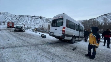 Sivas'ta yolcu minibüsü ile hafif ticari aracın çarpıştığı kazada 16 kişi yaralandı