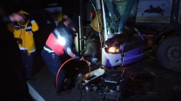 Sivas'ta yolcu otobüsü ile 2 tır çarpıştı, 1 kişi öldü, 13 kişi yaralandı