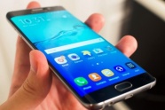 Siyah Galaxy S7 Edge bir kere daha objektiflere takıldı