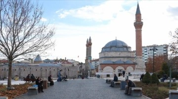 Soğuk ve yoğun kar yağışıyla ünlü Sivas kış ayında adeta baharı yaşıyor