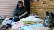 Sokakta yaşayan 60 yaşındaki adam elektrikli battaniyeyle soğuk kış gecelerini geçiriyor