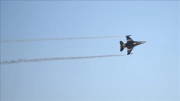 SOLOTÜRK Balıkesir'de gösteri uçuşu yaptı