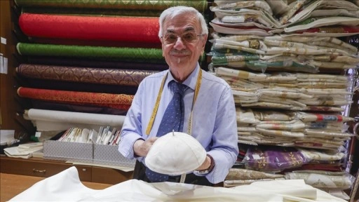 Son üç papanın terzisi, dördüncüsünü giydirmeye hazırlanıyor