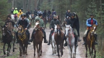 Sonbaharın güzelliklerinin tadını Aladağ Yaylası'nda ata binerek çıkardılar