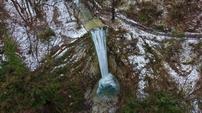 Sorkun Şelaleleri Tabiat Anıtı kar yağışıyla ayrı g&uuml;zelliğe b&uuml;r&uuml;nd&uuml;