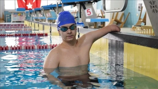 Isparta'da doğuştan bir kolu olmayan öğrenci engelleri yüzerek aşıyor