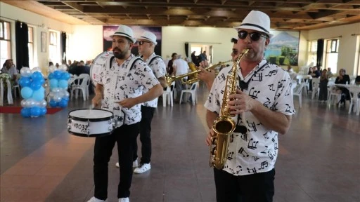 Isparta'da öğretmenlerin kurduğu bando takımı, düğün ve etkinliklere renk katıyor