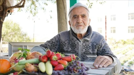 Ispartalı İbrahim dede 'Hayır Bahçesi'ndeki ürünleri ziyaretçilere ücretsiz ikram ediyor