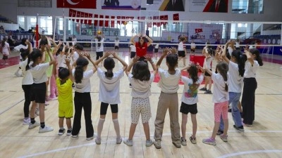 Spor okullarına katılan Hakkarili &ccedil;ocuklar yaz tatilini dolu dolu ge&ccedil;iriyor
