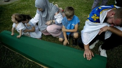 Srebrenitsa'daki soykırım kurbanlarından 10'unun cenazesi defnedilecekleri anıt mezarlığa taşındı