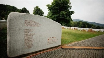 Srebrenitsa soykırımı kurbanlarının ilk toplu cenaze töreninin 20'nci yıl dönümü