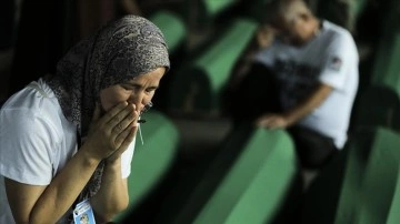 Srebrenitsa soykırımı kurbanlarının tabutları defnedilecekleri Potoçari Anıt Mezarlığı'na taşın