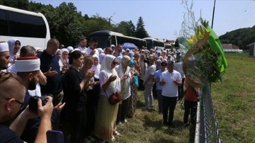 Srebrenitsa soykırımı kurbanlarının yakınları, sevdikleri için öldürüldükleri yerlerde dua etti