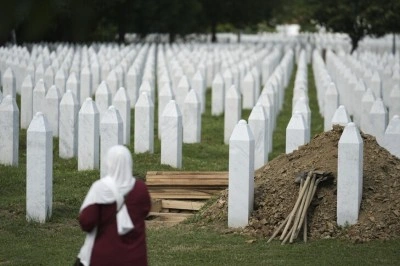 Srebrenitsa Soykırımı'nın 10 kurbanı toprağa veriliyor