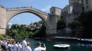 Srebrenitsa soykırımının yıl dönümü nedeniyle Mostar Köprüsü&#039;nden sessiz atlayış gerçekleştirildi