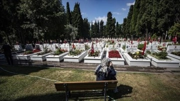 Srebrenitsa'daki Potoçari Anıt Mezarlığı, soykırım kurbanlarının defnedilmesiyle sessizliğe bür