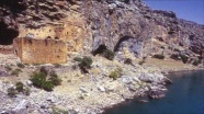 Su altında kalan tarihi manastır görüntülendi
