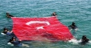 Su altında Türk bayrağına büyük alkış