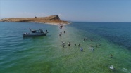 Su altındaki antik yoldan Çarpanak Adası&#039;na ulaştılar