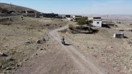 Su çıkmadığı için boşaltılan köyde 10 yıldır tek başına yaşıyor