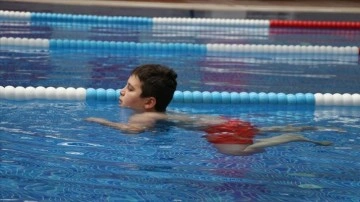 Su korkusunu yenen otizmli Çınar, havuzda tek başına yüzmeye başladı