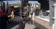 Su yüklü kamyonet otoparktaki araçların üzerine devrildi