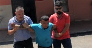Suçüstü yakalanan hırsız gazetecilere saldırdı