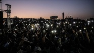 Sudan'da sivil yönetim talebiyle gece boyu gösteriler düzenlendi