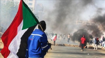 Sudan polisi, sivil yönetim için Cumhurbaşkanlığı Sarayı’na yürüyen göstericileri dağıttı
