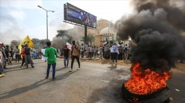 Sudan'da kabile çatışmalarını protesto edenler valilik binasını ateşe verdi