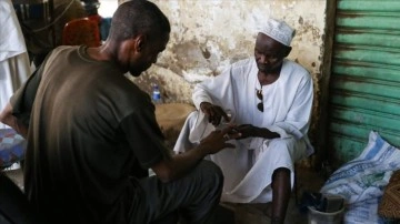 Sudan'da 'sokak manikürcüleri' hala tercih ediliyor