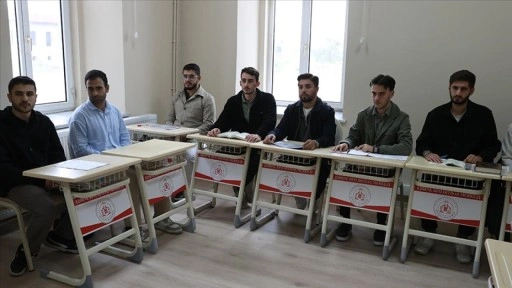 Sultan 2. Abdülhamid'in yaptırdığı binada eğitim alan aday din görevlileri, mezuniyete hazırlan
