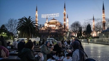 Sultanahmet Meydanı, Ramazanın ilk iftarı için gelenlerle doldu