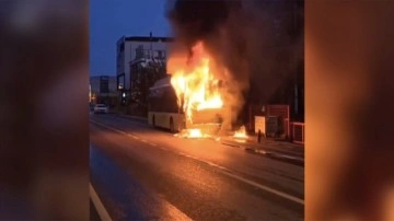 Sultanbeyli'de İETT otobüsü yanarak kullanılamaz hale geldi