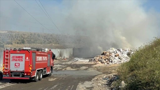 Sultangazi'de katı atık toplama alanında çıkan yangın söndürüldü