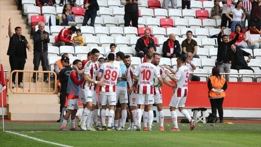 Süper Lig'de kalmayı garantileyen Antalyaspor, yeni sezon için kolları sıvadı