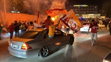 Süper Lig'de şampiyon Galatasaray taraftarı şampiyonluğu kutladı