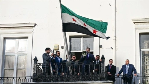 Suriye bayrağı, Londra'da göndere çekildi