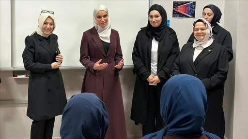 Suriye Cumhurbaşkanı Şara'nın eşi Latife El Durubi'den Kadıköy Anadolu İmam Hatip Lisesi'ni ziyaret etti