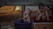 Suriye'deki kamplarda yaşayan siviller aşırı sıcaklarla da mücadele ediyor
