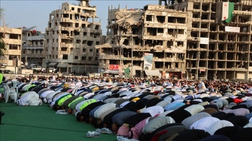 Suriye'nin Humus ilinde bir camide meydana gelen patlamada 5 kişi &ouml;ld&uuml;, 9 kişi yaralandı