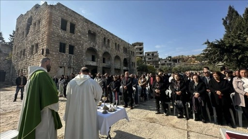 Suriye'nin İdlib ilinde Hristiyan aileler 14 yıl sonra köylerindeki kilisede ilk kez ibadet ett